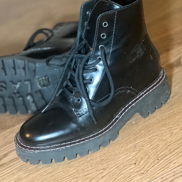 LAST Boots - Picture 2 of 3
